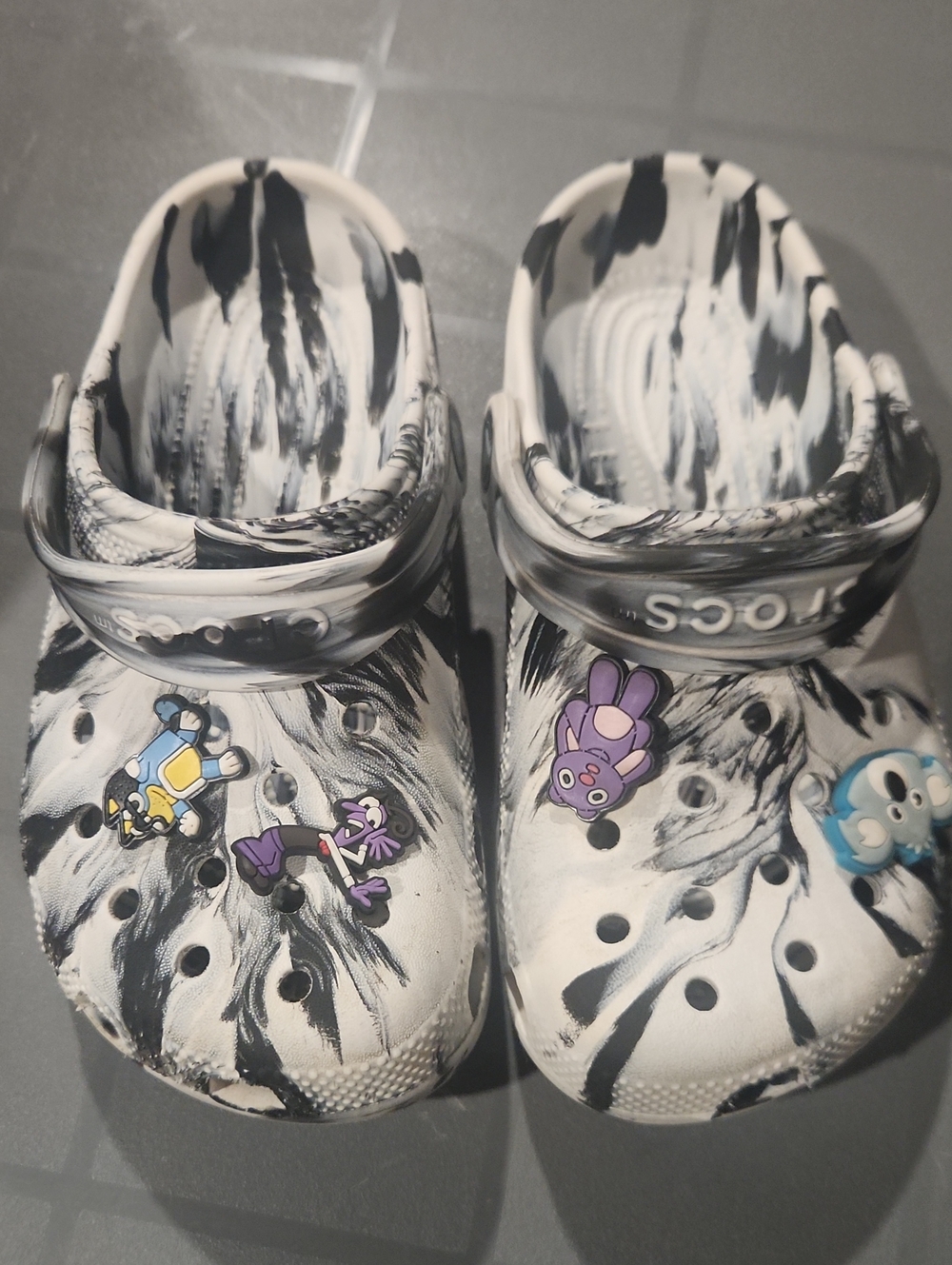 CROCS Kids' Black & White Tie-Dye Clog Sandals with Character Jibbitz Nwot